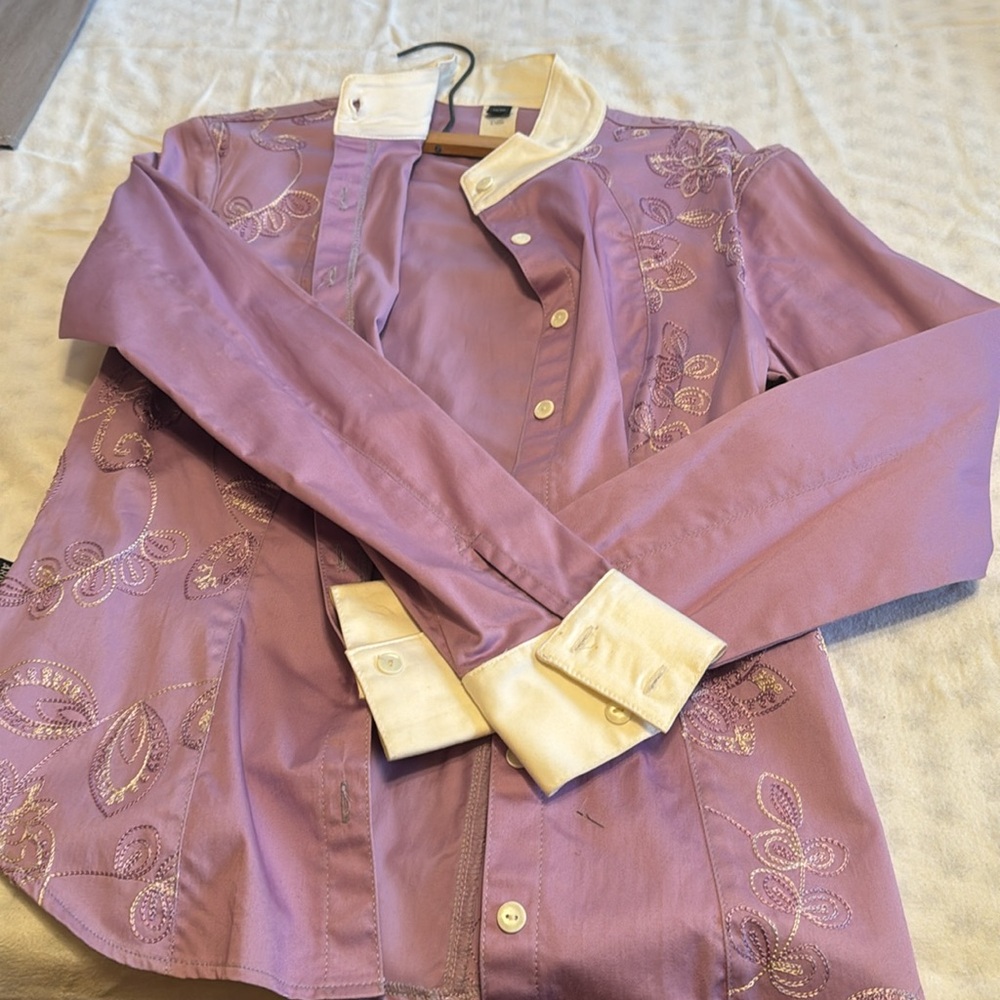 Older equestrian shirt never worn. Medium